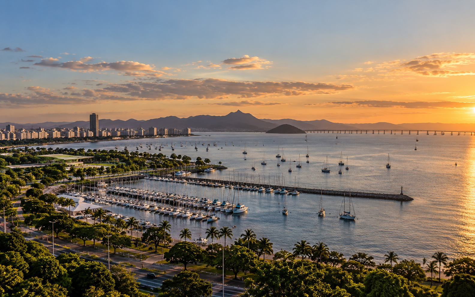 Baía de Guanabara ao entardecer com barcos ancorados e reflexo dourado na água